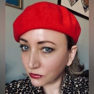 Shneider K. Red wool beret. OS